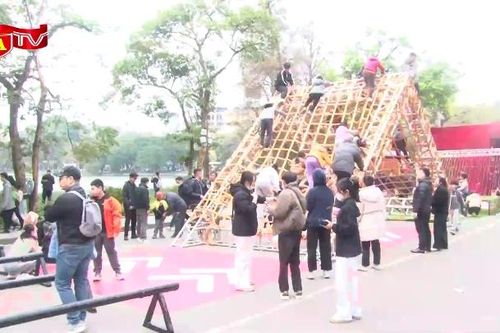 Các em nhỏ hào hứng với thử thách thể lực tại hồ Hoàn Kiếm
