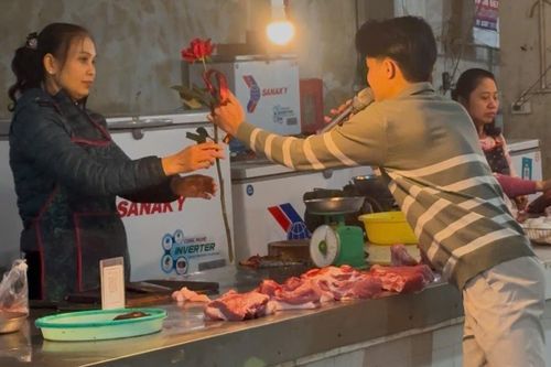 Clip chàng trai hát tặng các cô bán hàng ở chợ gây sốt