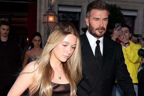 Harper Beckham gây chú ý trong show của mẹ