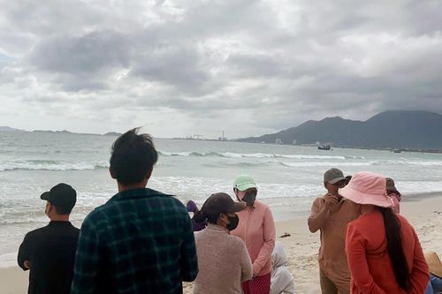 Hơn 100 người tìm hai nam sinh mất tích khi tắm biển