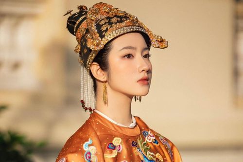 Cô gái diễu hành cổ phục ở TP.HCM, có nét giống Nam Phương Hoàng hậu