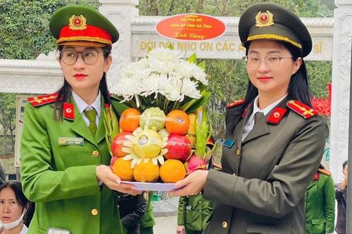 Hà Tĩnh: du khách hành hương về tri ân 10 bông hoa trinh nữ