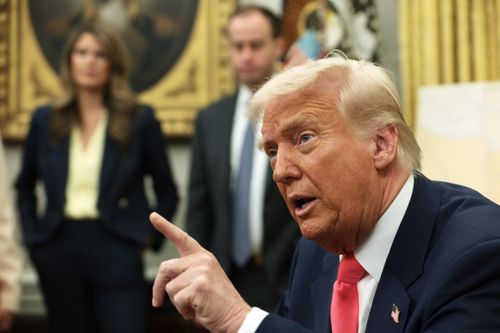 Tổng thống Trump có thể áp thuế tới 250% lên hàng hóa Canada
