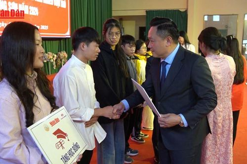 Báo Nhân Dân trao học bổng cho sinh viên nghèo vượt khó