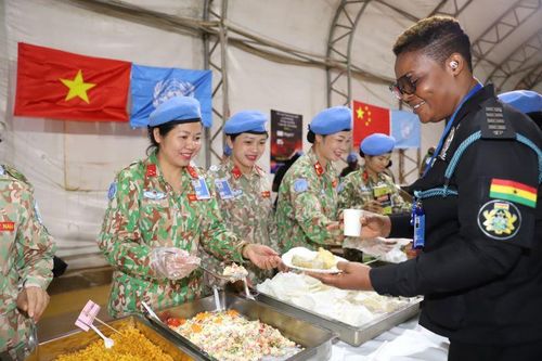 Nữ nhân viên 'mũ nồi xanh' lan tỏa hình ảnh đẹp của phụ nữ Việt Nam với bạn bè quốc tế