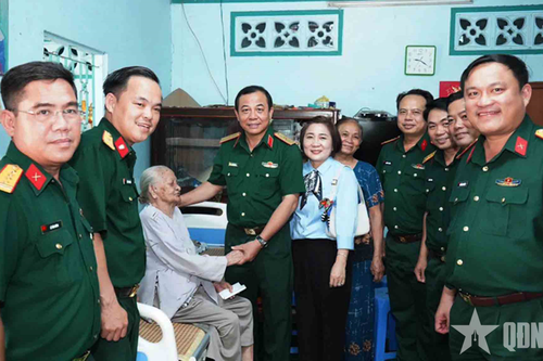 Bộ tư lệnh TP Hồ Chí Minh thăm, tặng quà các Bà mẹ Việt Nam anh hùng tại huyện Củ Chi