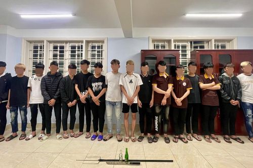 Xử lý 35 đối tượng mang hung khí gây náo loạn đường phố