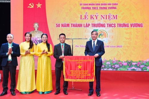 Trường THCS Trưng Vương kỷ niệm 50 năm thành lập và đón Cờ thi đua