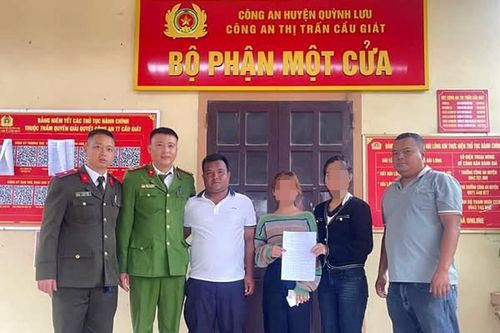 Bàn giao 2 bé gái bắt xe từ Nam ra Bắc theo lời dụ dỗ 'việc nhẹ, lương cao'