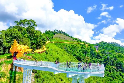 Khu du lịch Cổng trời Đông Giang có hành lang có mái che hình rồng dài nhất Việt Nam