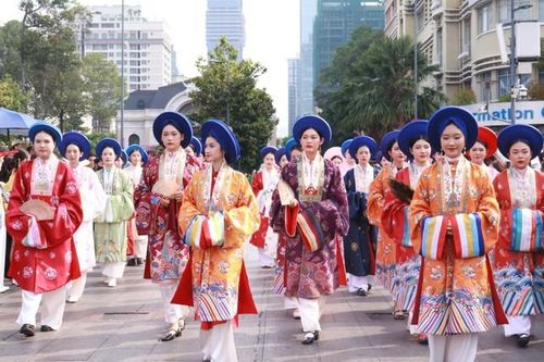 'Bách hoa bộ hành 2025': Bước chân di sản dưới nắng Sài Gòn