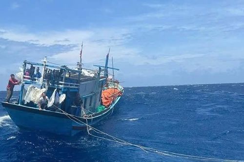 Cứu hộ thành công 15 ngư dân Bình Thuận gặp nạn trên biển