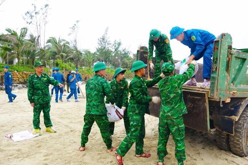 TP Huế: Xử lý xong 210 tấn dầu vón cục trôi vào bờ biển