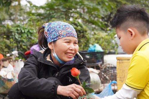 Những đóa hồng làm 'ấm lòng' người lao động trong ngày 8/3