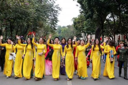 Phụ nữ Việt Nam duyên dáng trong tà áo dài trên phố đi bộ ngày 8/3