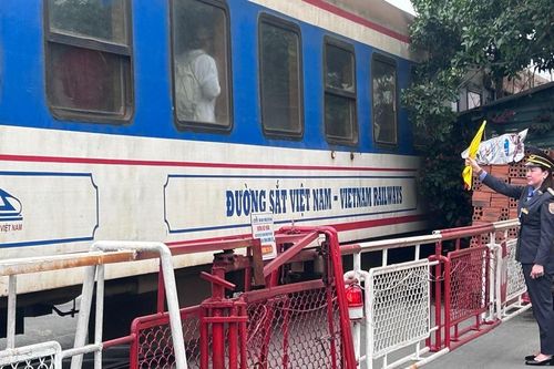 'Bóng hồng thép' phía sau những chuyến tàu