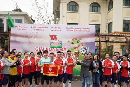 Báo Pháp luật Việt Nam vô địch Giải bóng đá 'Mùa xuân năm 2025'