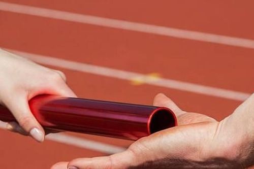 VĐV điền kinh bị đối thủ đánh liên tiếp vào đầu khi tiến gần HCV