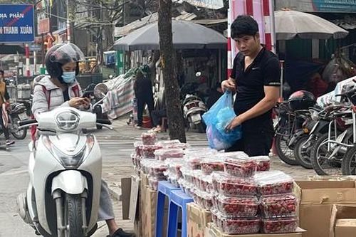 Dâu tây 'rẻ như bèo' tràn ngập Hà Nội
