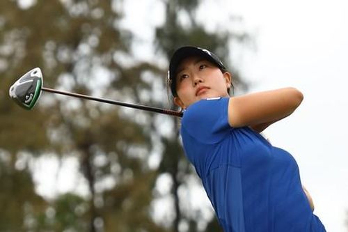 Ngắm những bóng hồng vút gậy tranh tài trên sân golf miền Trung