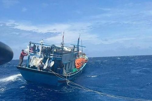 Lai dắt tàu cá bị phá nước, cứu sống 15 thuyền viên