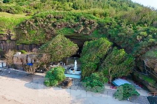 Chiêm bái ngôi chùa 'không sư' trong hang đá núi lửa triệu năm ở Lý Sơn