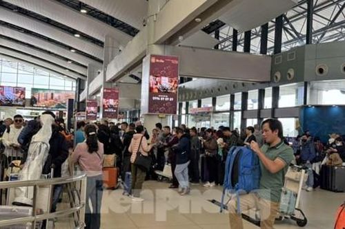 Gần 90.000 người đổ về sân bay Nội Bài ngày 8/3