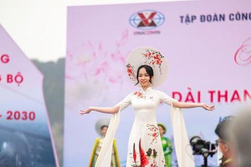 Hàng nghìn chị em công nhân trình diễn áo dài bên bờ di sản vịnh Hạ Long