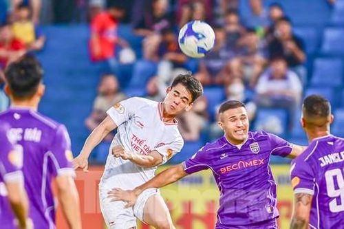 B.Bình Dương thua ngược Thể Công Viettel trên sân nhà phút 89