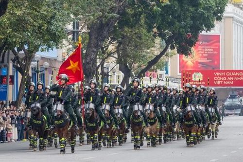 Hà Nội: Mãn nhãn màn trình diễn của lực lượng Công an tại phố đi bộ Hồ Gươm