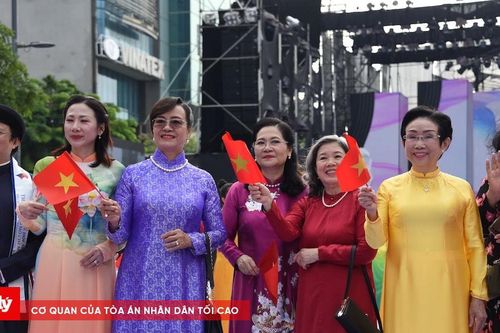 Hơn 3.000 người đồng diễn áo dài ở Phố đi bộ Nguyễn Huệ
