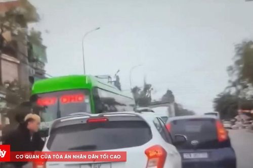 Thanh niên dừng ô tô giữa đường, đánh tới tấp tài xế xe con