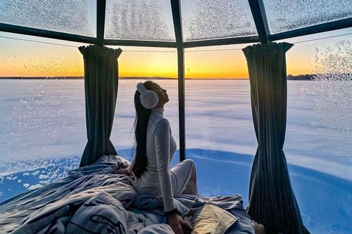 Nữ du khách Việt bay hơn 8.000km, ngủ lều kính đắt đỏ, tắm hồ băng lạnh tê tái