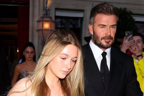 Con gái út 14 tuổi nhà Beckham gây chú ý khi mặc váy lụa sexy đi xem thời trang