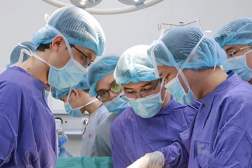 Nữ sinh lớp 9 ở Hà Nội phải mổ cấp cứu vì áp lực học hành