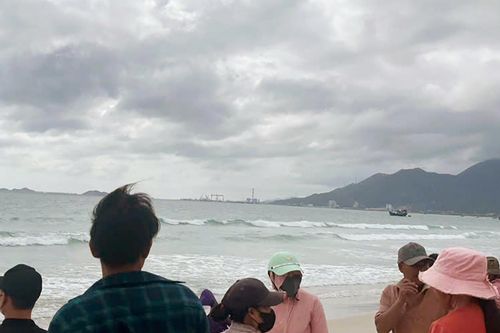 Hơn 100 người tìm kiếm 2 nam sinh mất tích khi tắm biển ở Khánh Hòa