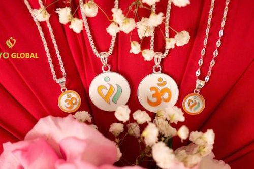 Vì sao các tín đồ Yoga thường đeo vòng chữ 'Om'?