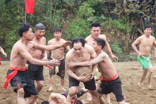 Hấp dẫn những pha tranh cù tại Lễ hội Đền Bạch Mã