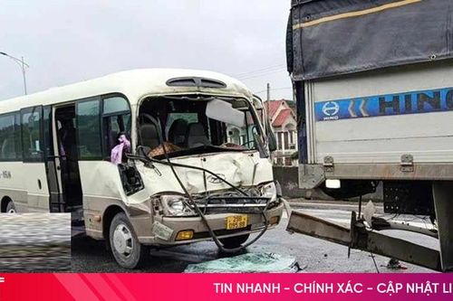 Va chạm đuôi xe tải, tài xế xe khách bị thương
