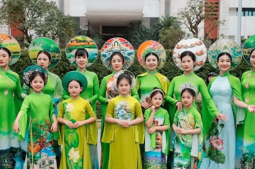 Duyên dáng áo dài Việt Nam nhân Ngày Quốc tế Phụ nữ 8/3