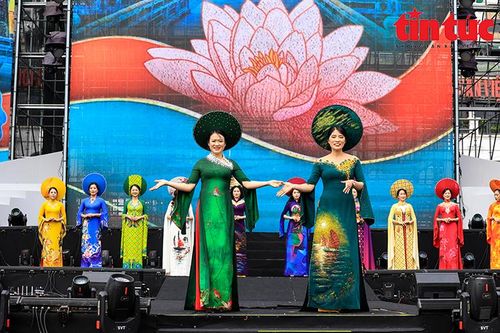 Nữ chiến sĩ Công an nhân dân thướt tha trong tà áo dài truyền thống