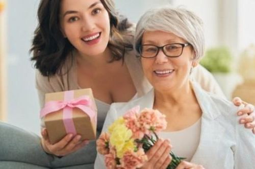 Ngày 8/3: Có thực sự cần tặng quà, mua hoa?