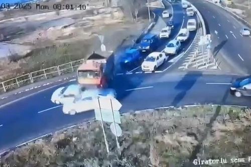 Xe tải mất phanh đâm trúng 2 ô tô ở ngay vòng xoay