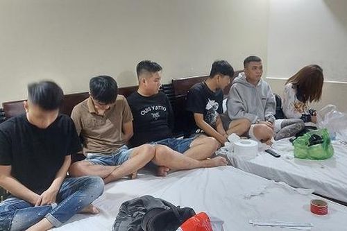 Cô gái trẻ cùng 5 thanh niên 'bay lắc' trong khách sạn
