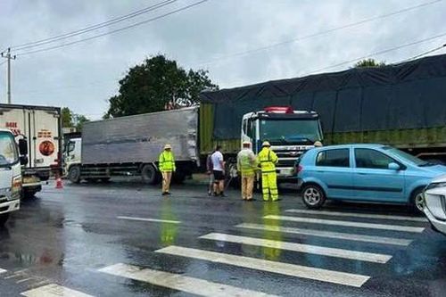 Hiện trường vụ tai nạn liên hoàn trên Quốc lộ 1A ở Quảng Bình