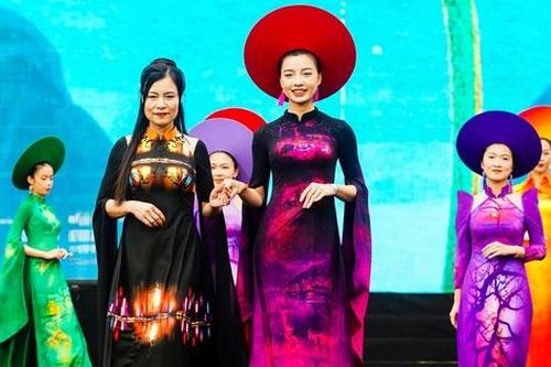 Nữ cán bộ, chiến sĩ gây ấn tượng với màn trình diễn áo dài