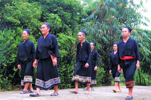 Giải mã bí ẩn về dân tộc ít người nhất Việt Nam: Hiếm người biết tới, phụ nữ muốn sinh con phải tới góc nhà ngồi đẻ