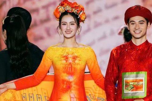 Bức tranh tem thư độc đáo tại Lễ hội Áo dài Việt Nam 2025