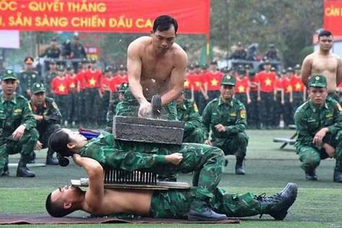 Nữ chiến sĩ biên phòng gây ấn tượng khi cùng chồng biểu diễn khí công
