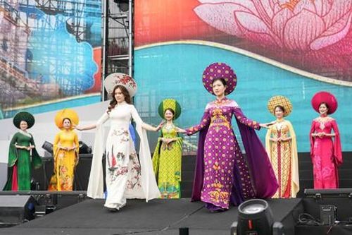 Hội viên phụ nữ Công an gây bất ngờ khi trình diễn áo dài